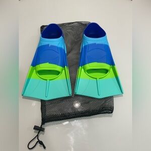 Swim fins Kid Size S with mesh bag. New